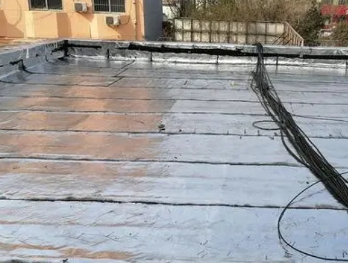 师宗卫生间漏水维修公司分享下师宗屋面楼顶防水刚性防水层施工要点。